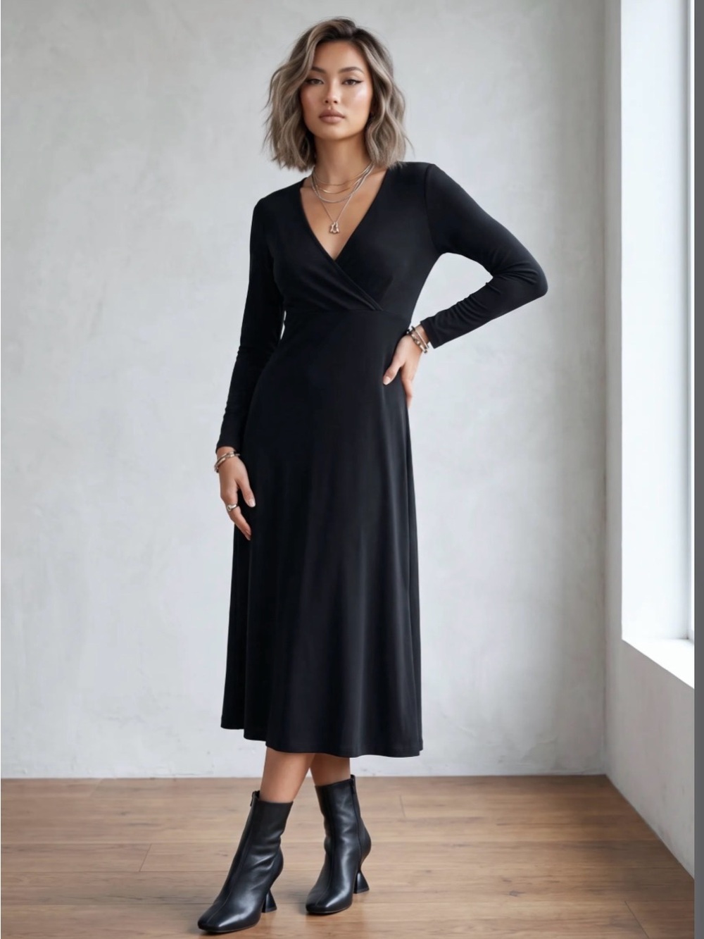 Femme De Carriere 🇨🇦 Classic Black Long-Sleeve V-Neck Dress. Beautiful LBD